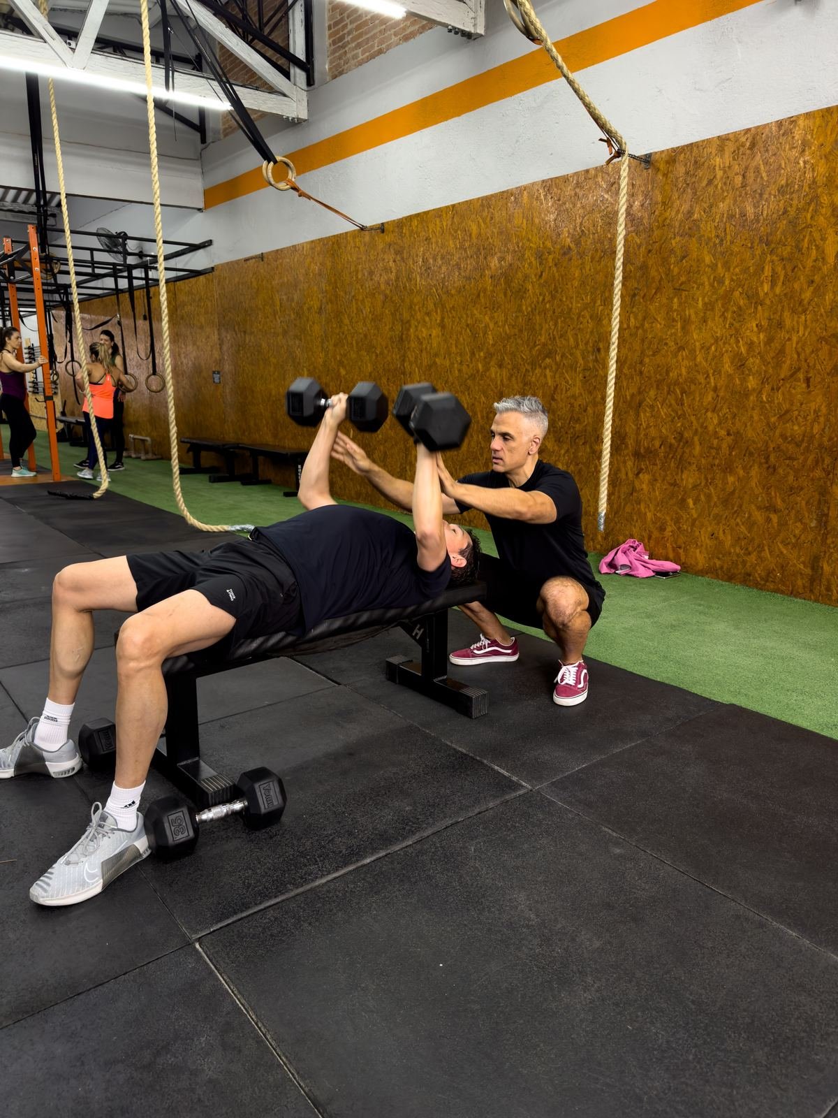 Bench press com acompanhamento do coach