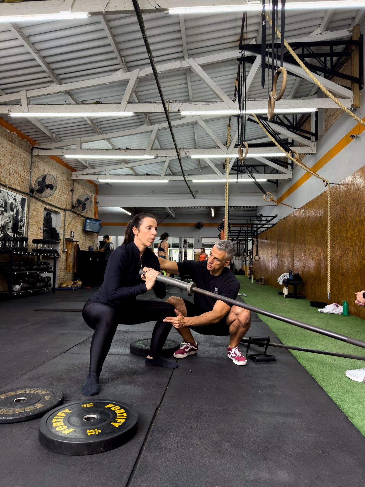 Treino de levantamento terra com correção técnica