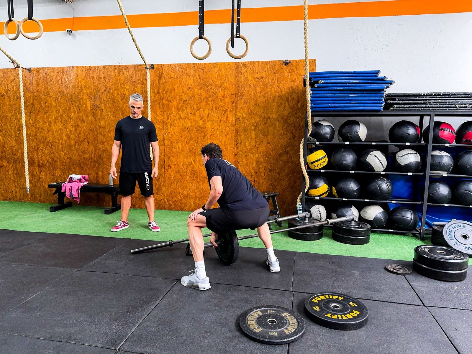 Adulto treinando barra olímpica